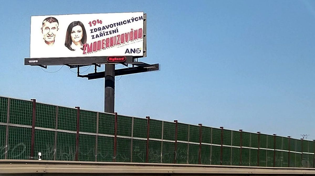 Volební billboardy visí u dálnice. Reklamky se s experty přou, zda legálně
